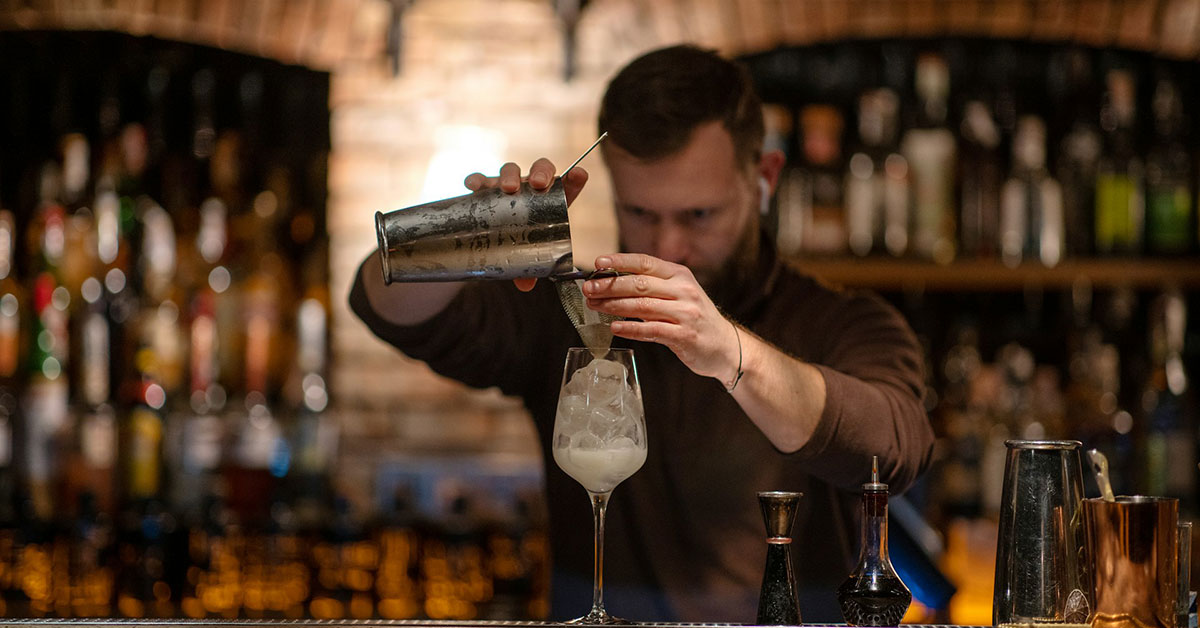 ¿Cuáles son las funciones de un camarero de barra en bares y restaurantes?
