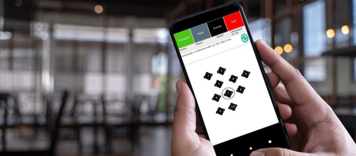 Mano sosteniendo PDA con software Deisoft Restauran9-Resdwin